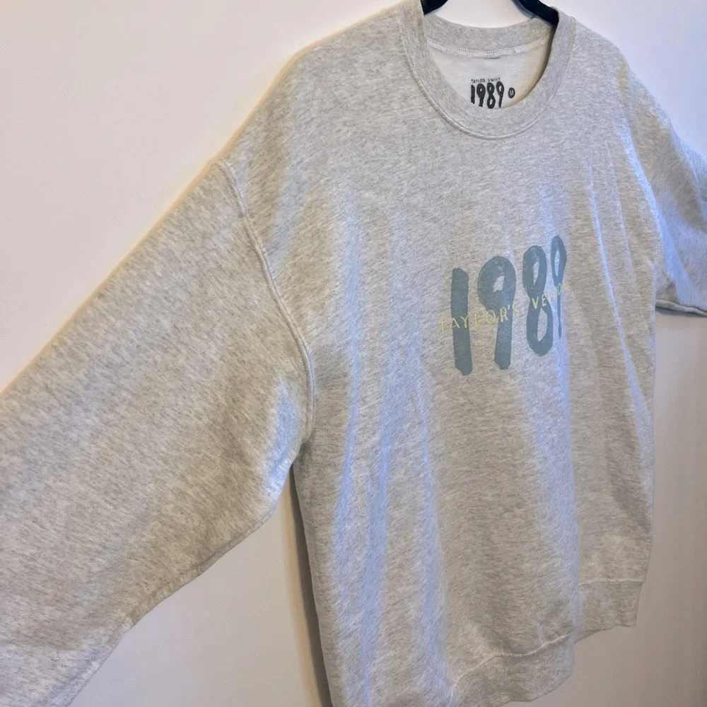 Taylor Swift official merch taylors version 1989 Crewneck Sweater size Medium - Picture 4 of 8